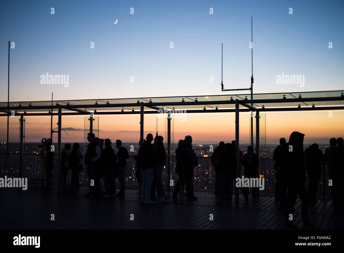 Sonnenuntergang gemacht Silhouette des Menschen am Tour Montparnasse in Paris Stockfoto