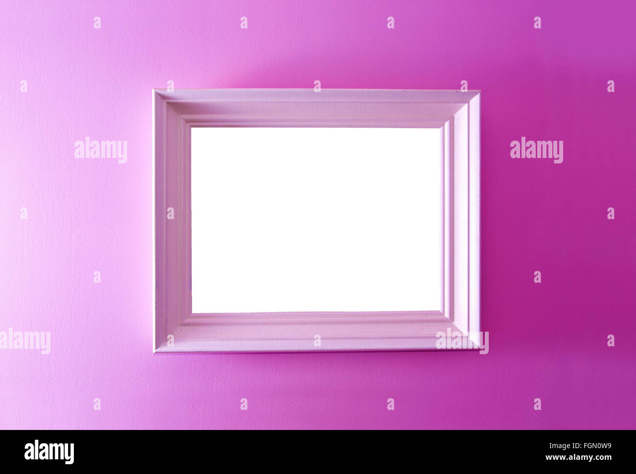 Weißen leeren Rahmen an der Rosa Wand. Kostenloses Exemplar Raum. Stockfoto