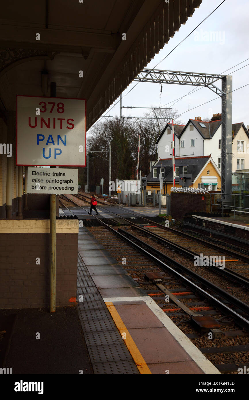 Melden Sie bezeichnenden Elektrozüge, Stromabnehmer zu erhöhen, bevor Sie fortfahren, Acton Central Overground Station, Acton, London, England Stockfoto