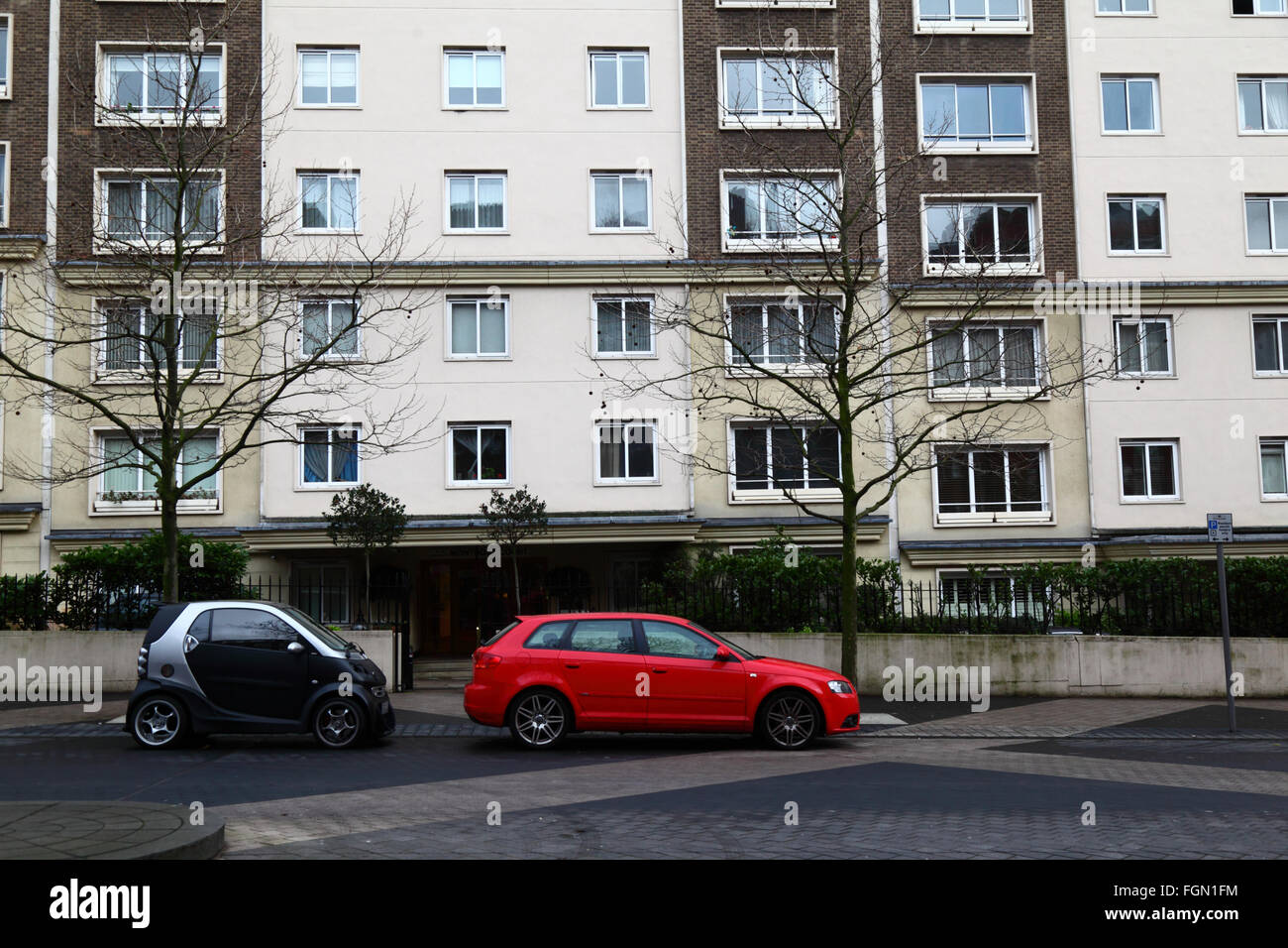 Kleine Volkswirtschaft Kleinwagen Stadtauto parkte neben BMW außerhalb Wohnungen in Exhibition Road, Kensington, London, England Stockfoto