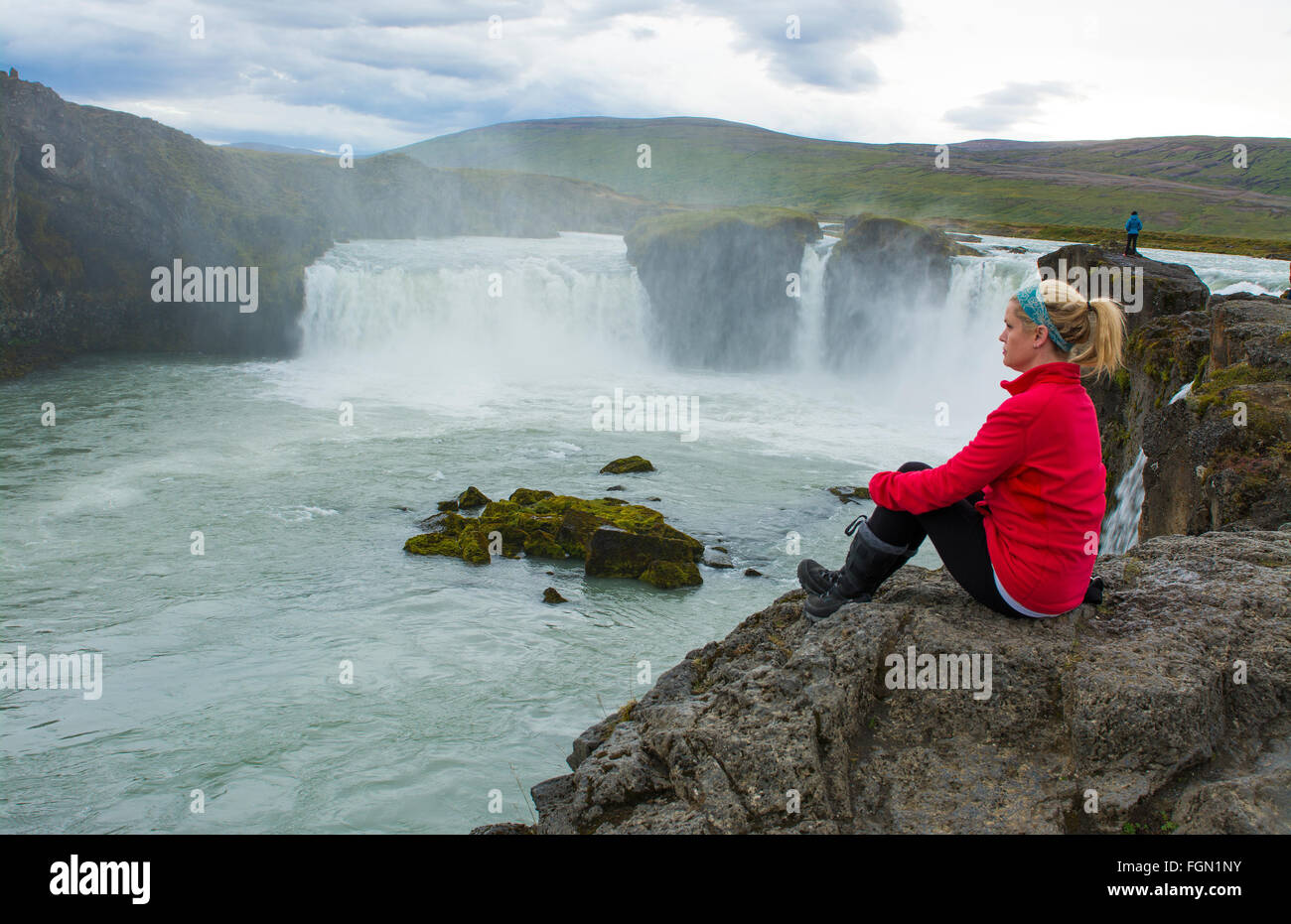 Island Godafoss Wasserfälle Wasserfälle in North Central Island auf der Ringstraße mit Touristen sitzen in rot Modell veröffentlicht MR-3 Stockfoto