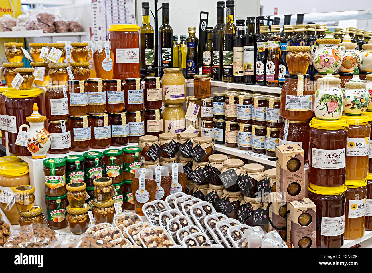 Gläser von Honig aus der Region auf Markt, Alvor, Algarve, Portugal Stockfoto