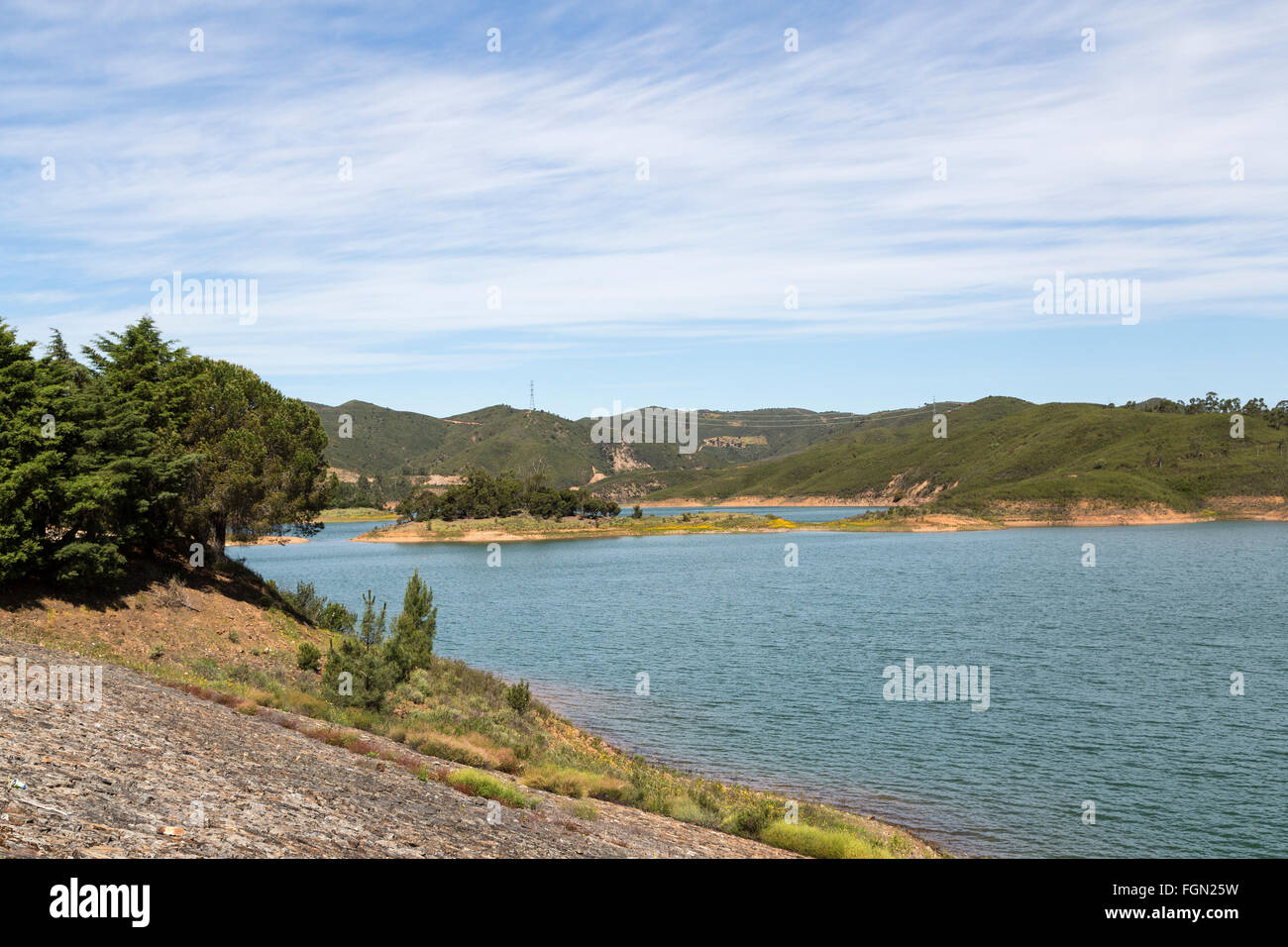 Barragem de tun Arade, Arade-Staudamm und Stausee, Algarve, Portugal Stockfoto