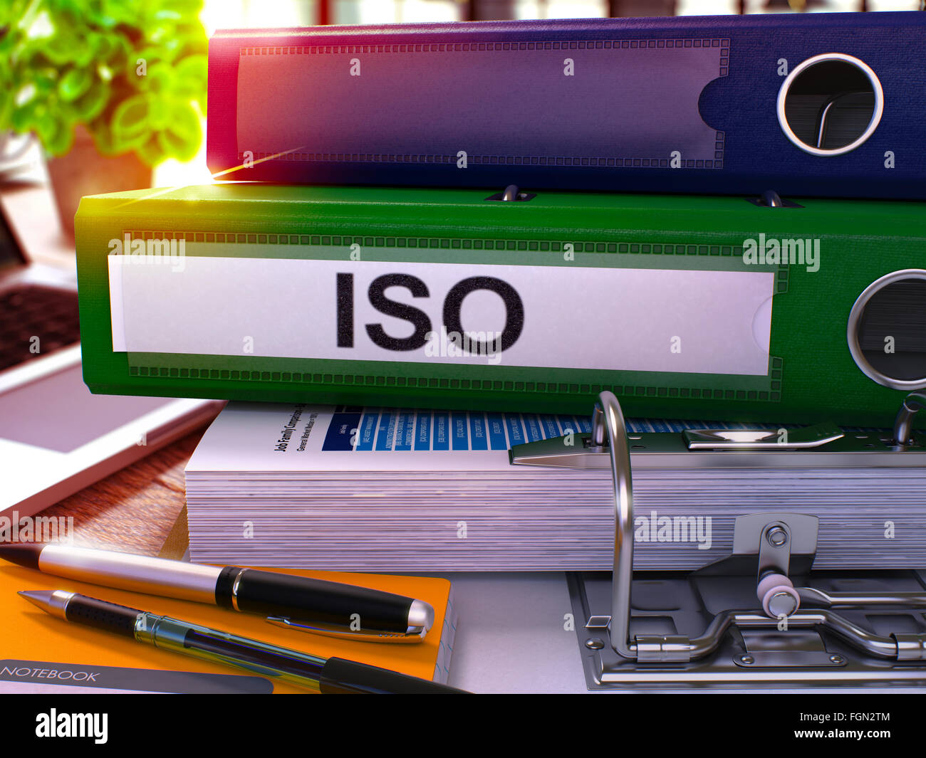 Grüne Ringbuch mit Aufschrift ISO. Stockfoto