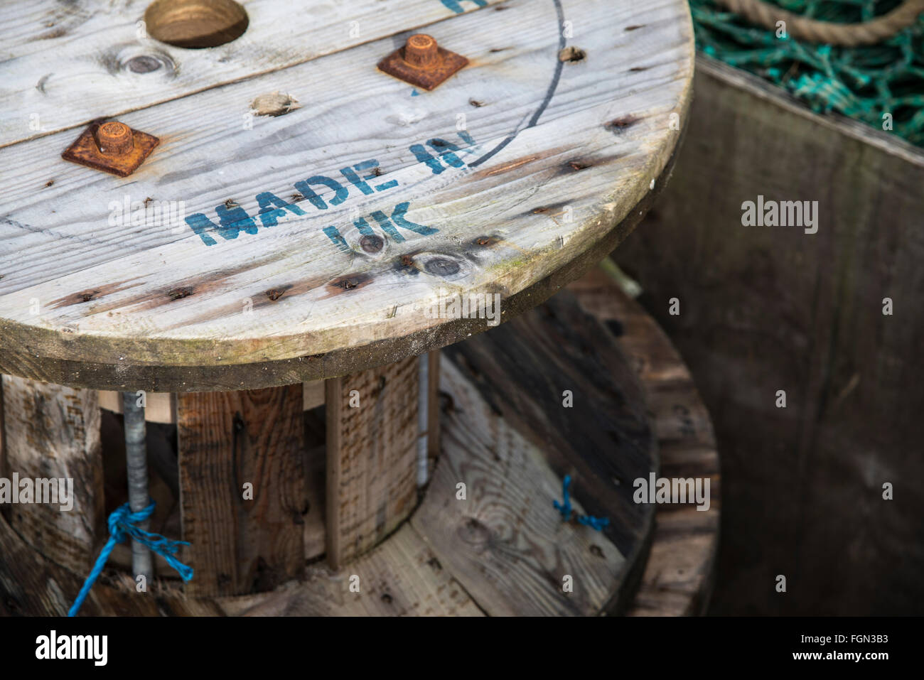 MADE IN UK, dargestellt auf einer hölzernen Spule in einem Cornish-Hafen Stockfoto