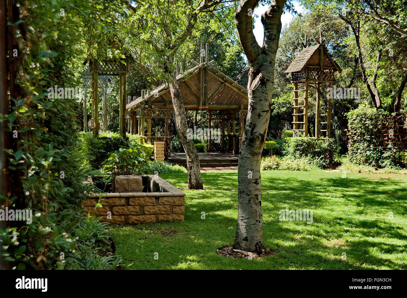 Holzstruktur im Garten in Sun City, Südafrika Stockfoto