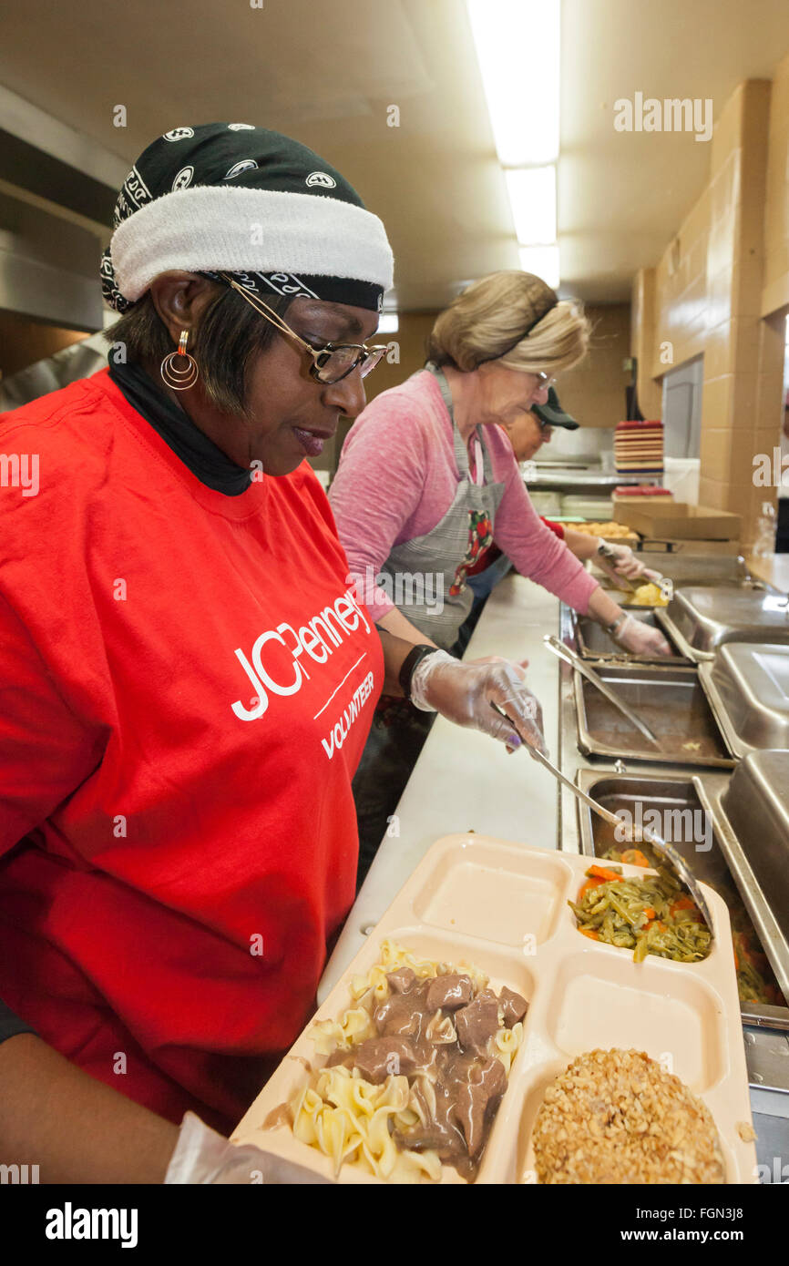 Flint, Michigan - Freiwillige helfen eine Mahlzeit an der Suppenküche von Norden Ende, dienen die von Catholic Charities betrieben wird. Stockfoto