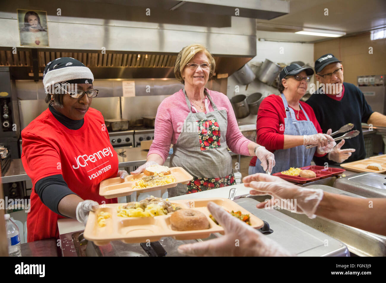 Flint, Michigan - Freiwillige helfen eine Mahlzeit an der Suppenküche von Norden Ende, dienen die von Catholic Charities betrieben wird. Stockfoto