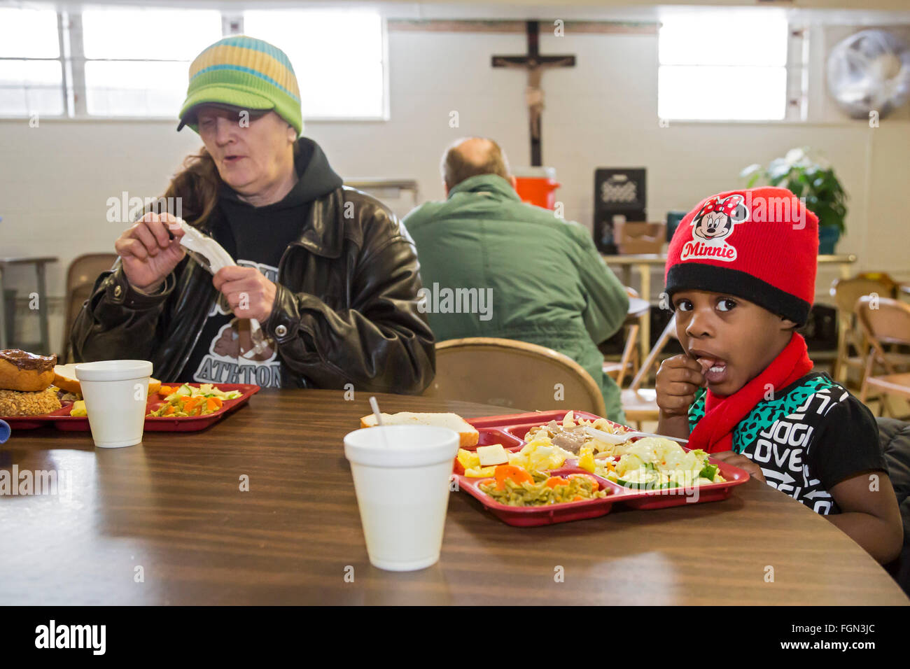 Flint, Michigan - ein drei-jährige Mädchen und eine ältere Frau Essen Abendessen am nördlichen Ende Suppenküche. Stockfoto