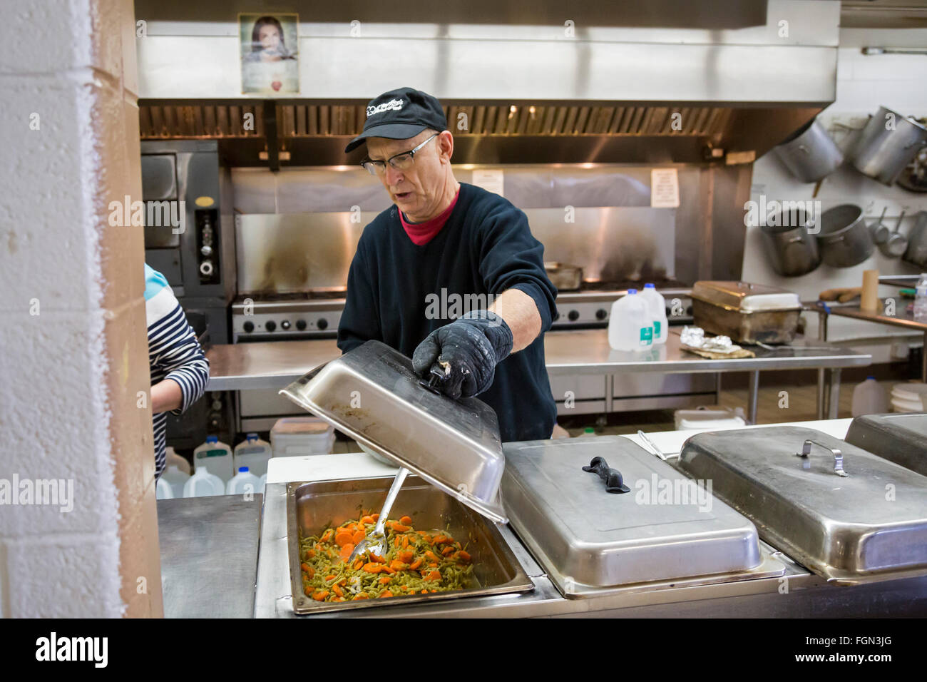 Flint, Michigan - freiwilliger hilft eine Mahlzeit an der Suppenküche von Norden Ende, dienen die von Catholic Charities betrieben wird. Stockfoto