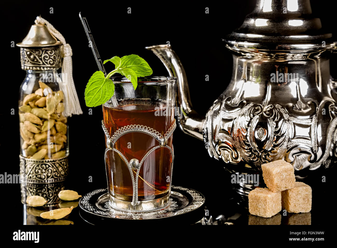 Arabische Minze Tee und Kardamom Samen auf dem schwarzen Hintergrund Stockfoto