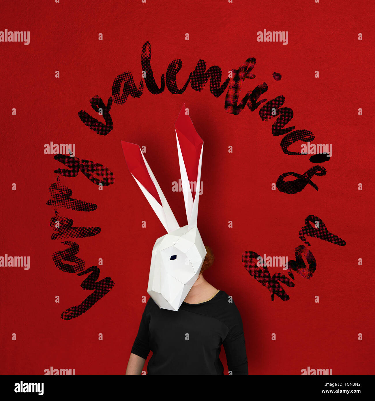 Happy Valentines Day mit Frau in Hasenmaske vor rotem Hintergrund Stockfoto
