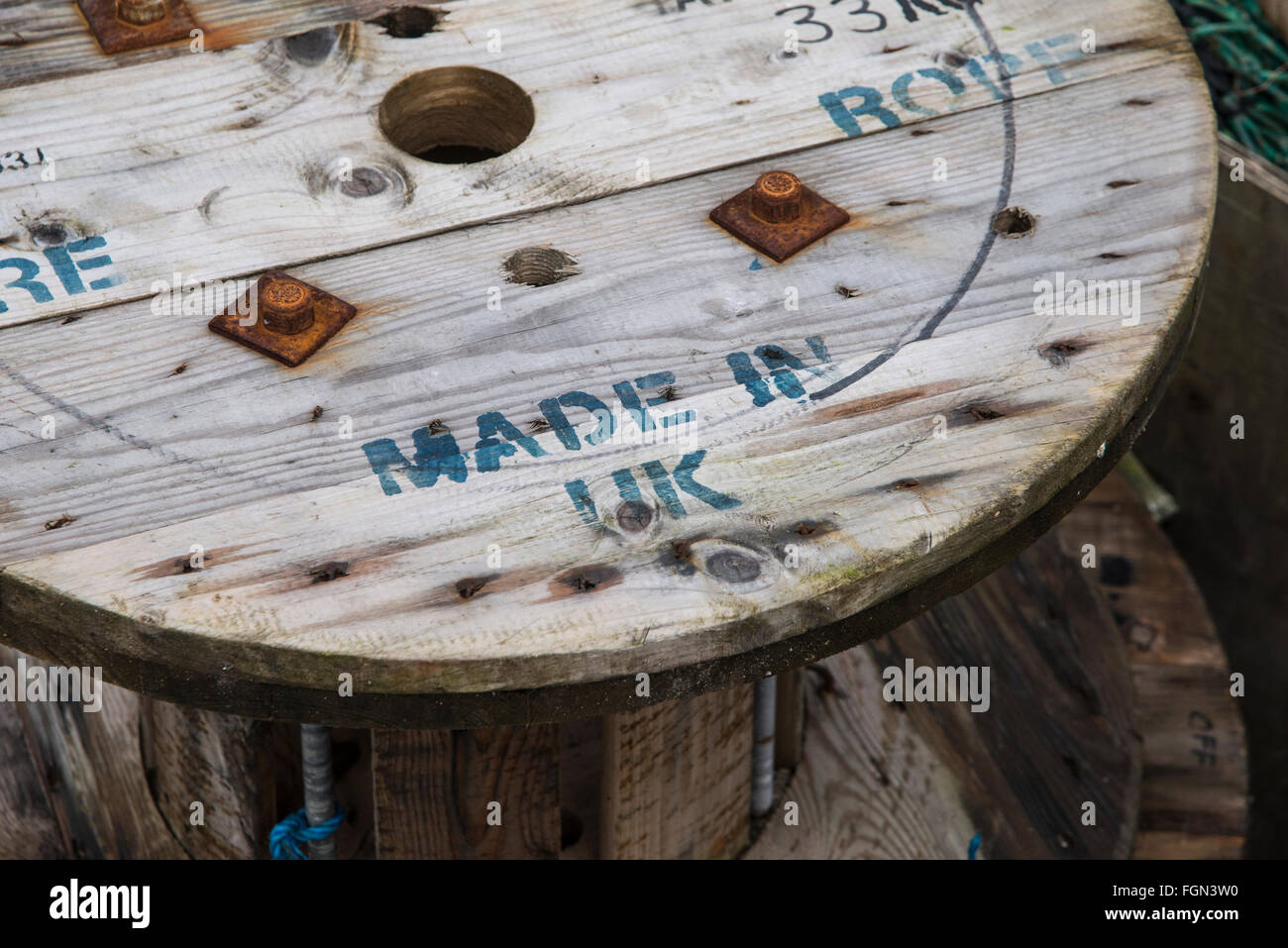 MADE IN UK, dargestellt auf einer hölzernen Spule in einem Cornish-Hafen Stockfoto