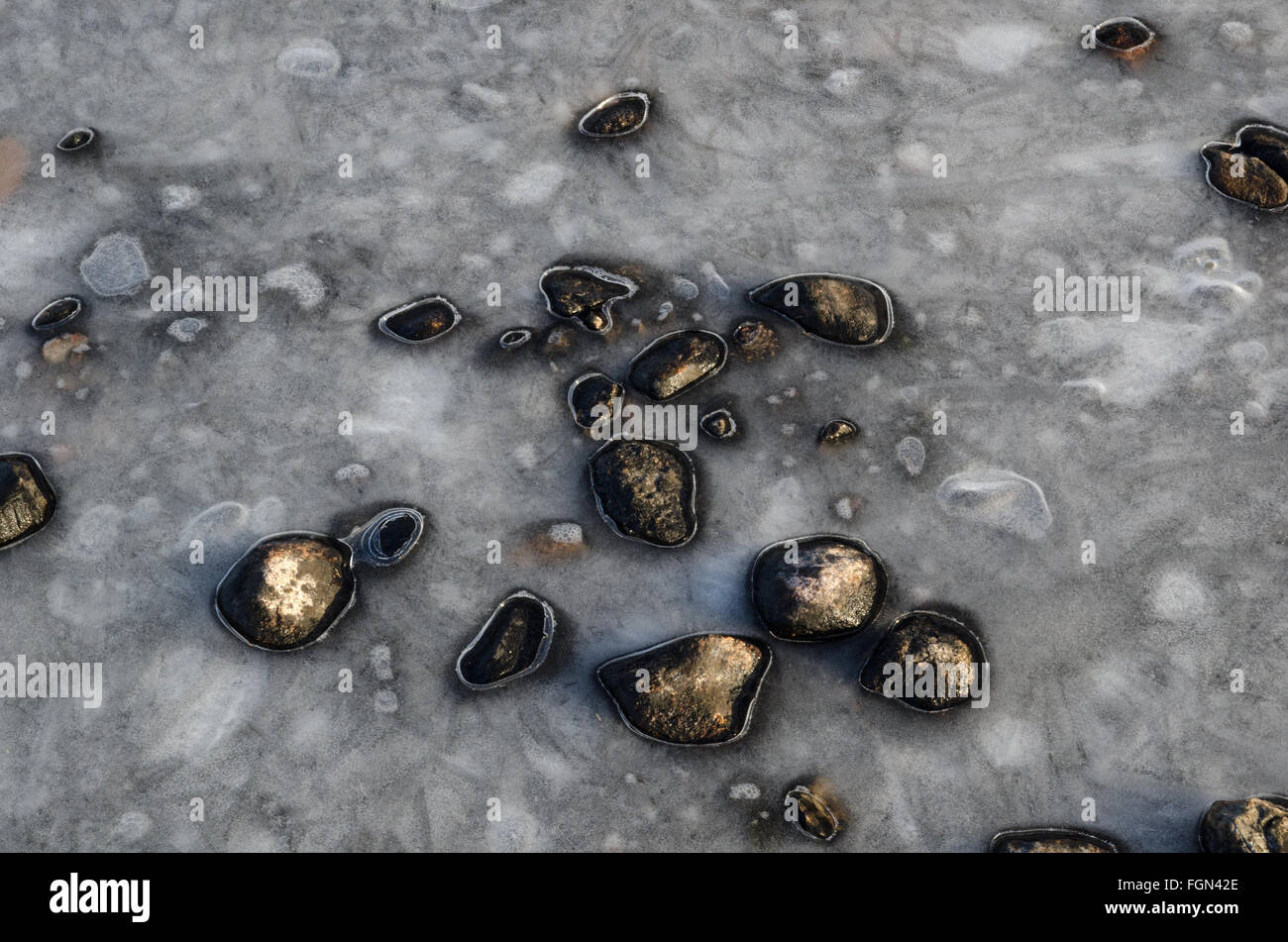 Abstrakte Muster von Steinen in die Eisfläche gefroren Stockfoto