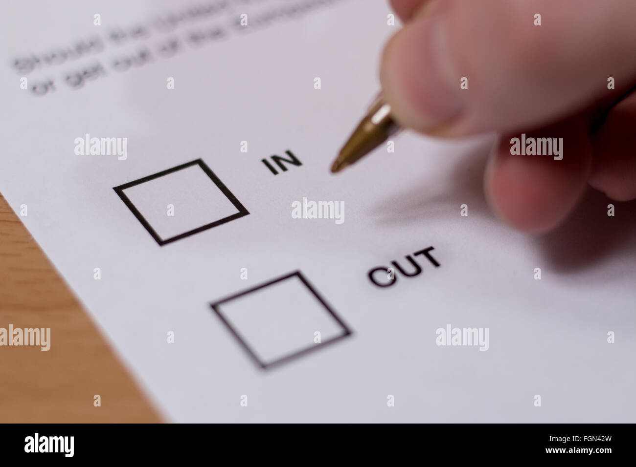 Jemand die Wahl zwischen ein- oder Optionen auf einem stimmberechtigten Stimmzettel. Stockfoto