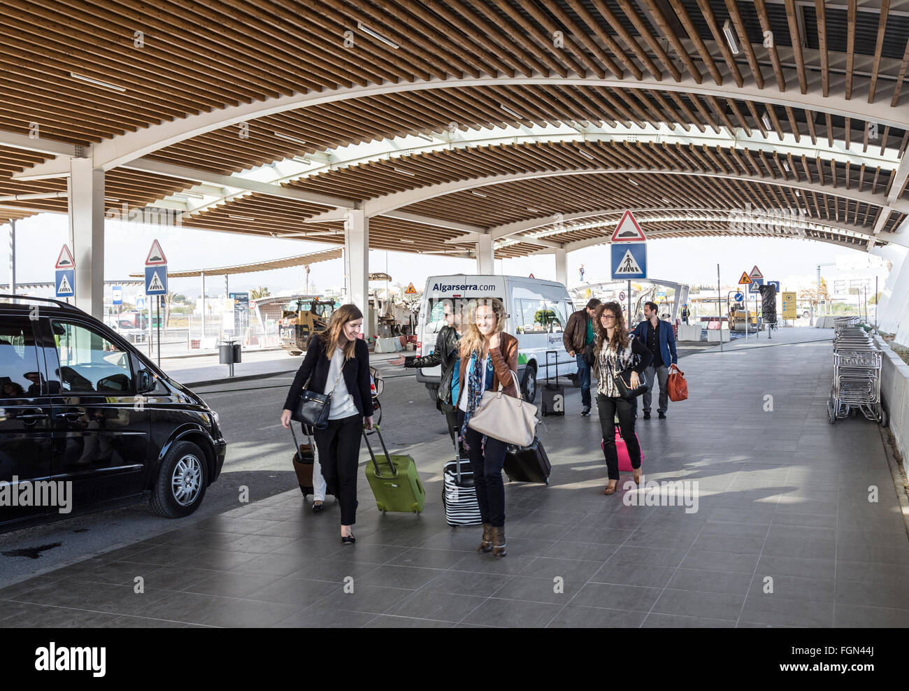 Menschen, die bei Abreise am Flughafen Faro, Portugal Stockfoto