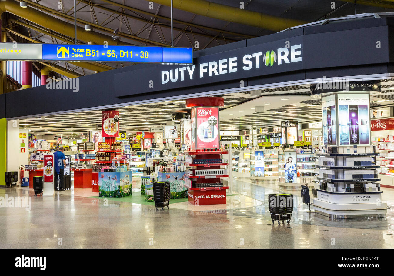 Duty free Shop am Flughafen Faro, Portugal Stockfoto