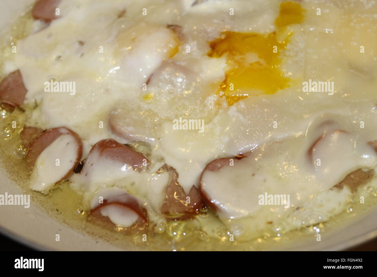 Gericht mit Eiern, Käse und Wurst Stockfoto