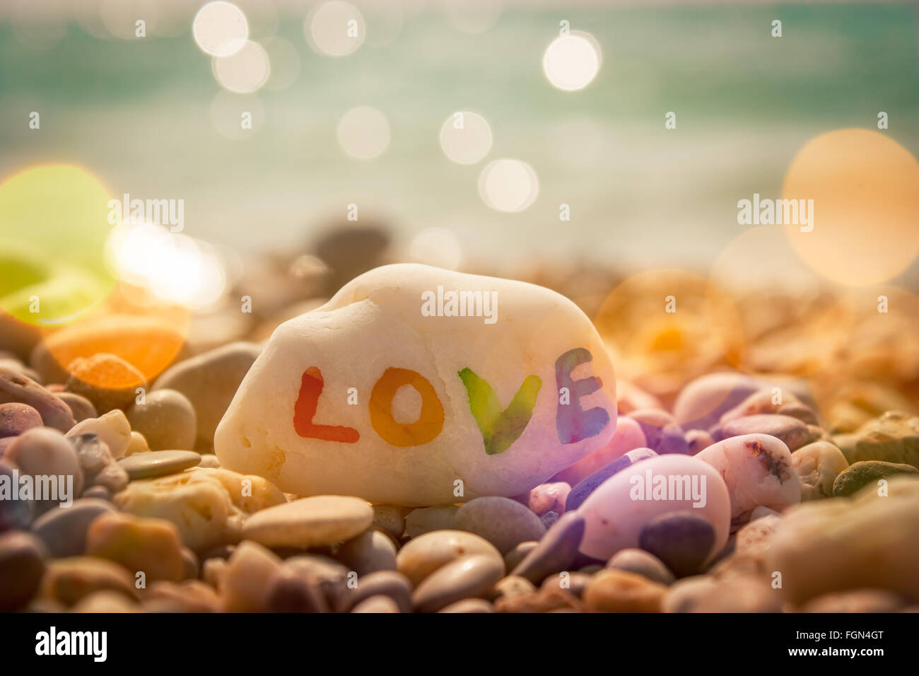 Stein mit Liebe Text auf Meer Hintergrund Stockfoto