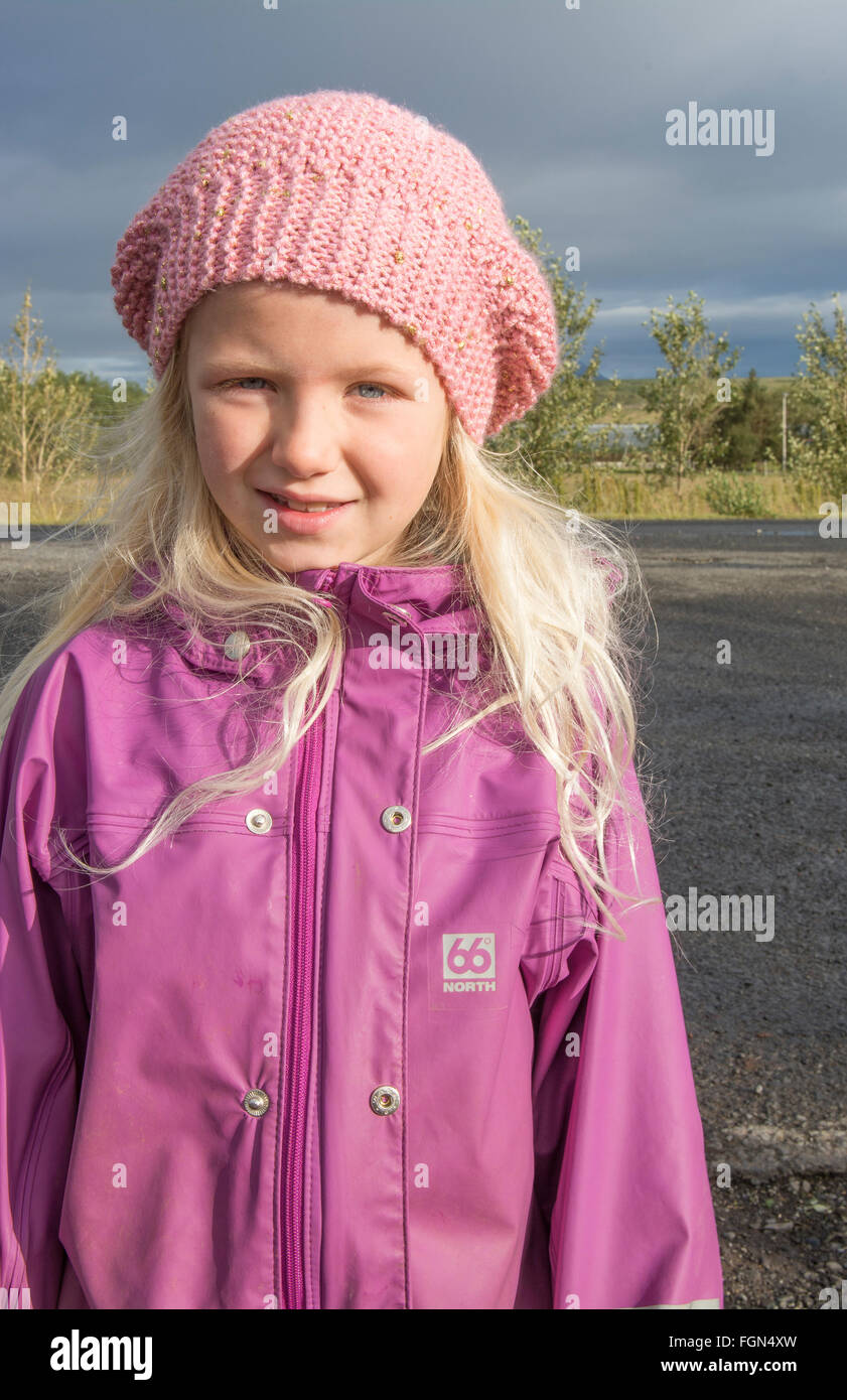 Island-Borgarnes 4-jährige lokale Mädchen in rosa in West Island Modell veröffentlicht MR-4 Stockfoto