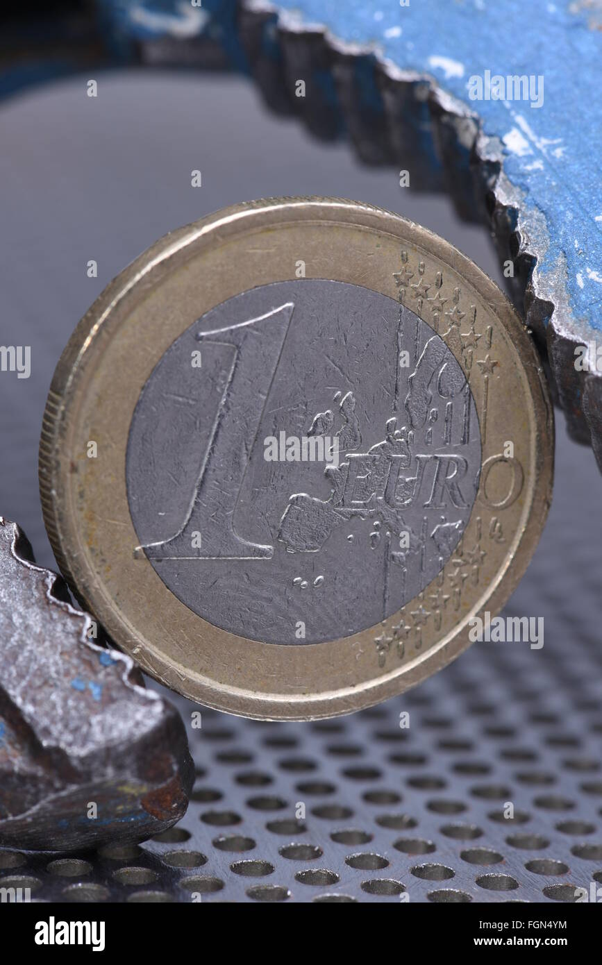 Konzept der Finanzkrise in Europa, Schraubenschlüssel, mit einem ein-Euro-Münze Stockfoto