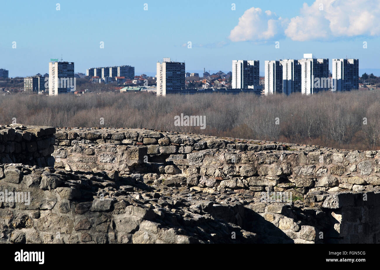 Panorama von Novi Beograd und mittelalterlichen Ruinen des alten Belgrad Stockfoto