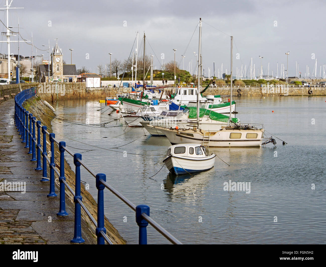 Ruhigen Februar Morgen im Hafen von St Peter Port, Guernsey, Channel Islands Stockfoto