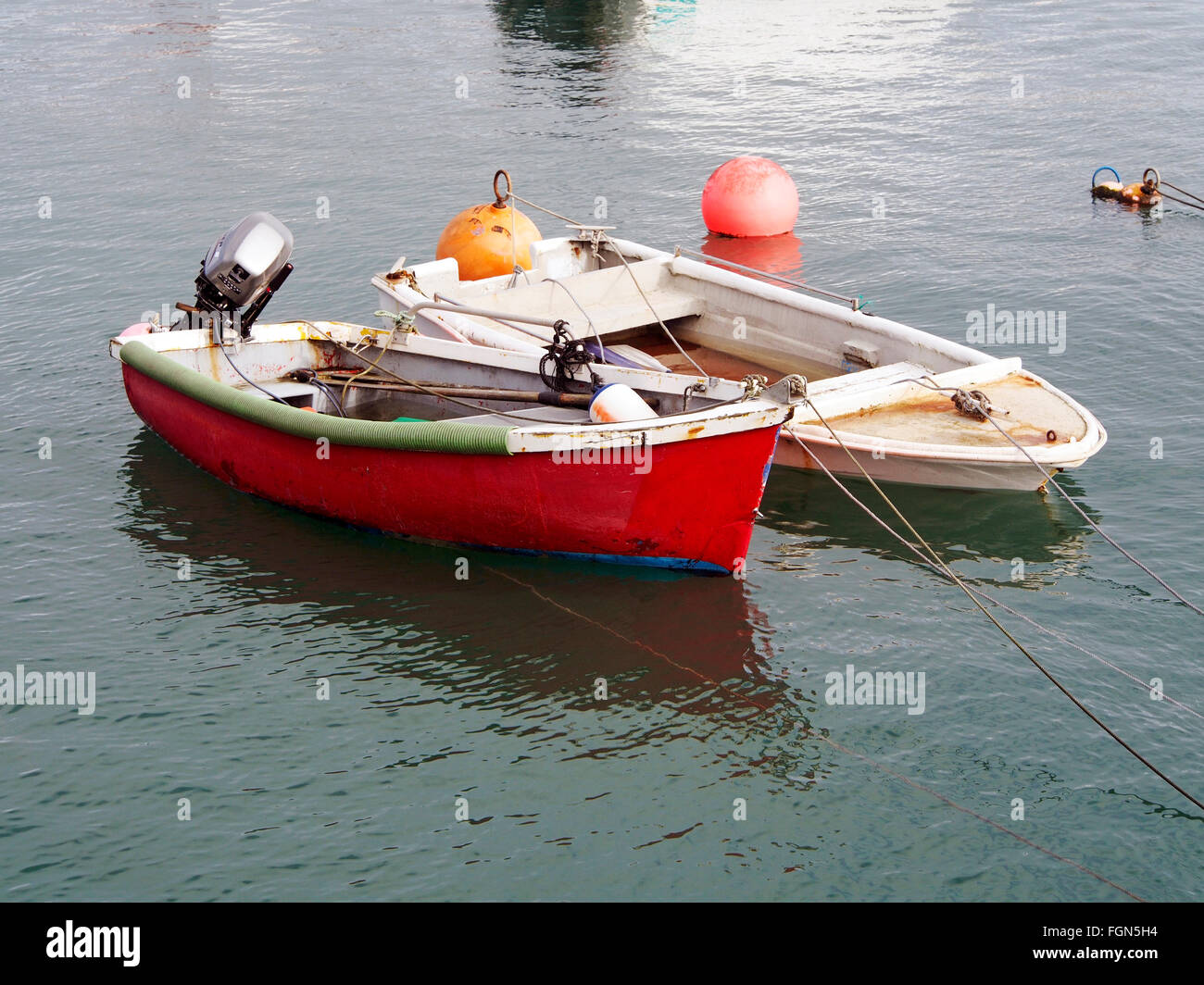 Schlepptau kleine Jollen vor Anker in den geschützten Gewässern der St Peter Port Harbour, Guernsey. Stockfoto