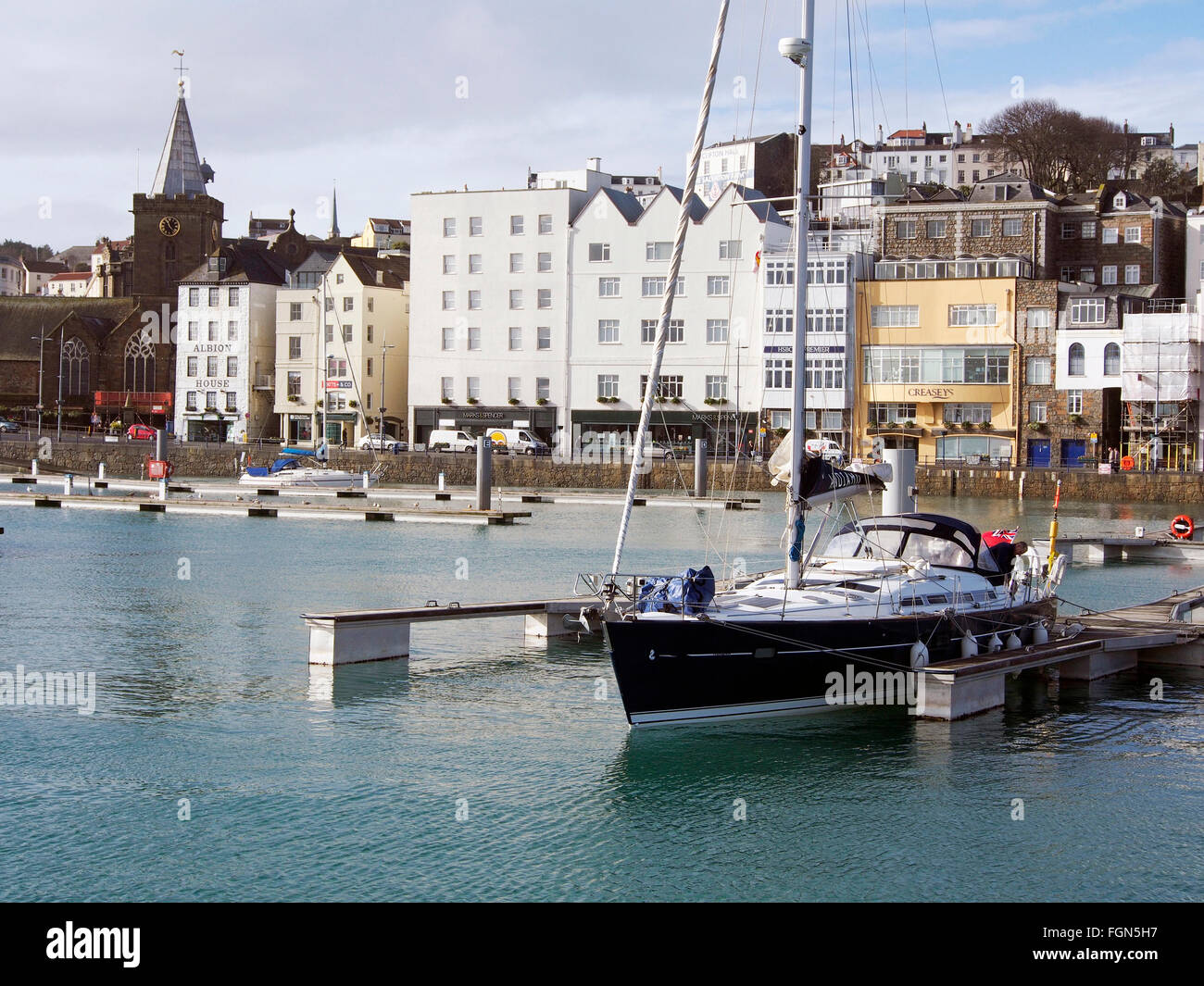 Ein ziemlich Februartag im Hafen von St Peter Port, Guernsey mit der Esplanade und Geschäfte hinter. Stockfoto