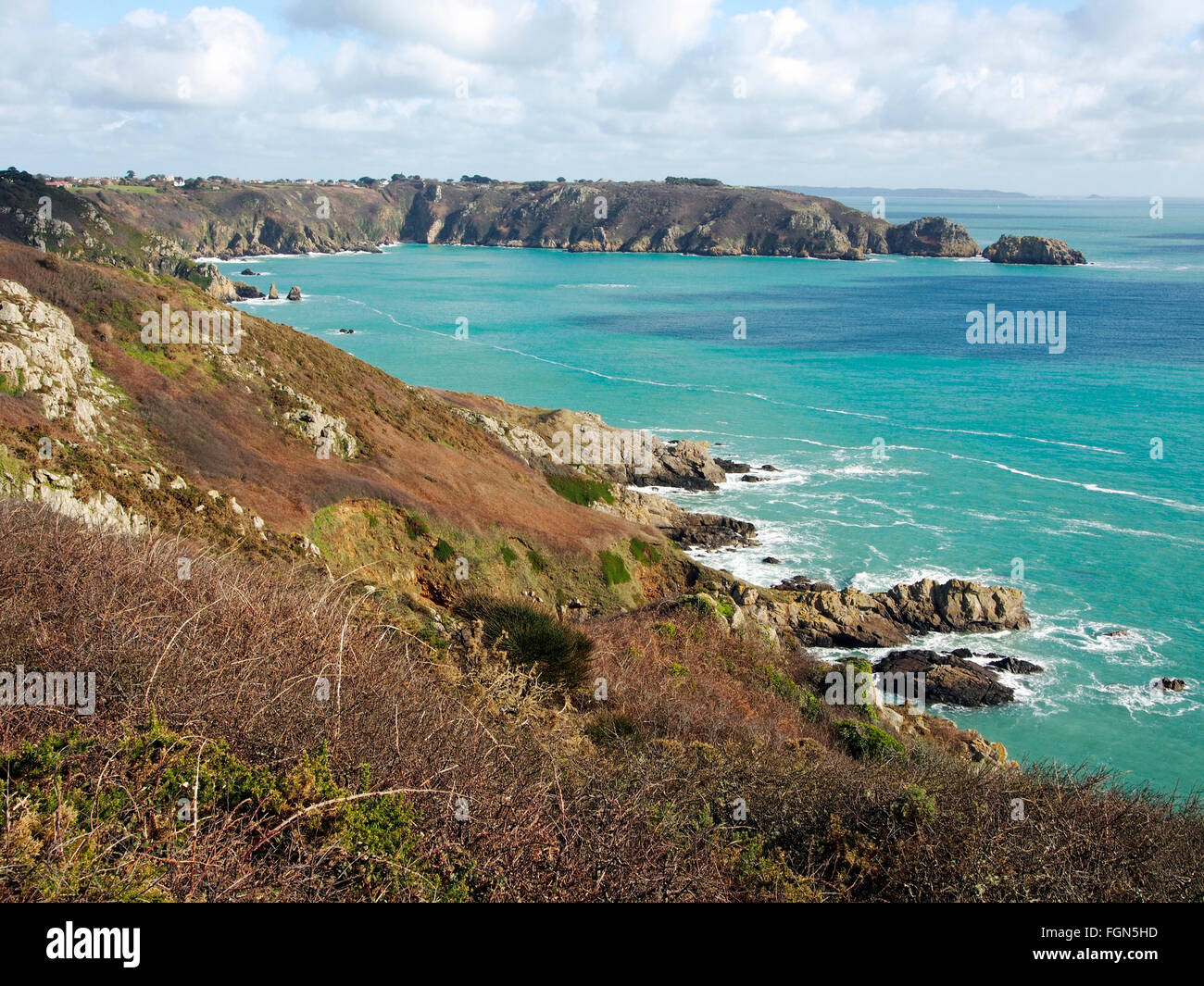 Moulin Huet Bay auf der südlichen Küste von Guernsey von Icart Point- and -Blick in Richtung Osten nach Jerbourg Punkt gesehen. Stockfoto