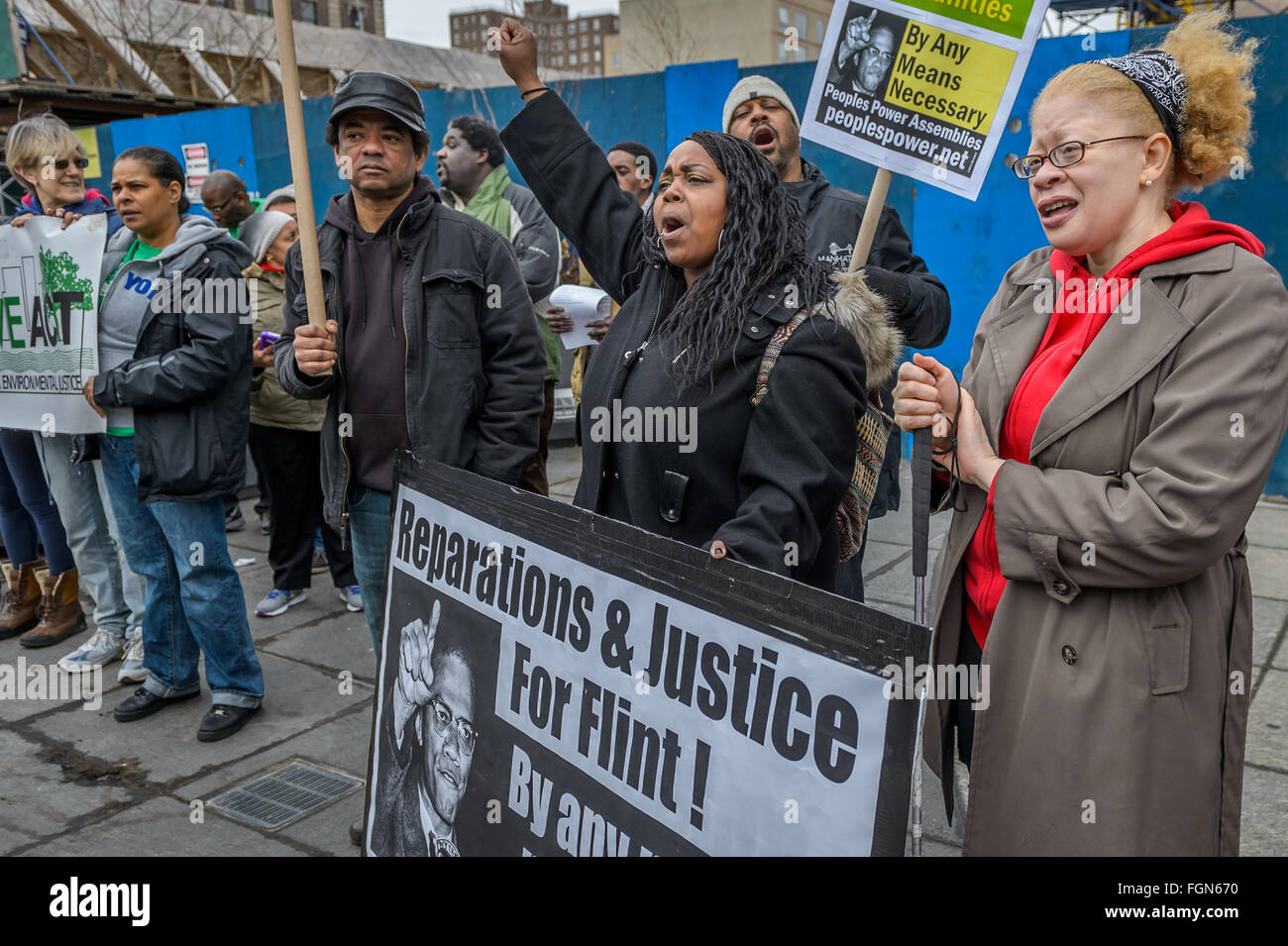 New York, Vereinigte Staaten von Amerika. 21. Februar 2016. KaLisa Moore von Peoples Power Assembies: "das reichste Land der Welt hat mehr als genug Ressourcen, um diese Krise zu überwinden."_FITTED Rassismus und strenge Politik sind die einzigen Gründe, die in erster Linie Flints Wasser vergiftet wurde, und die einzigen Gründe, es ist jetzt immer noch vergiftet"Credit: Erik Mc Gregor/Pacific Press/Alamy Live News Stockfoto