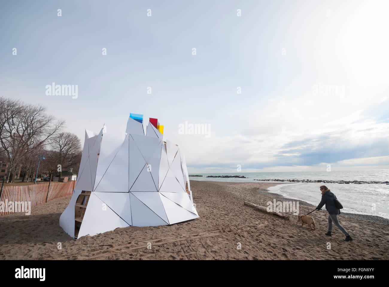 Eine Rettungsschwimmer-Plattform wird verwendet, um eine Skulptur mit dem Titel "Lithoform" für einen Kunstwettbewerb Toronto Strand Winter zu schaffen. Stockfoto