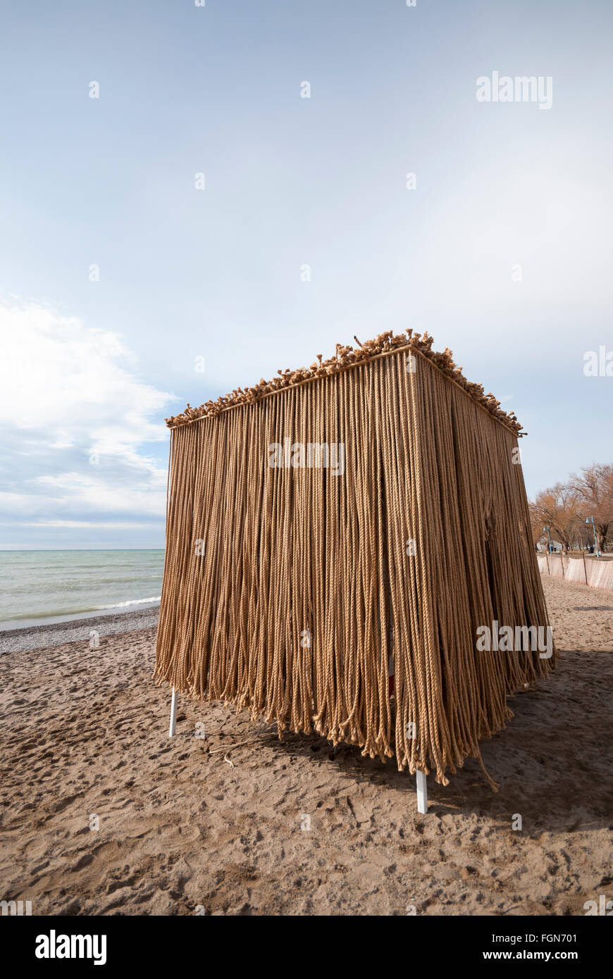 Eine Rettungsschwimmer-Plattform dient für einen Kunstwettbewerb Toronto Strand Winter eine Skulptur mit dem Titel "Schwimmende Seile" zu schaffen. Stockfoto