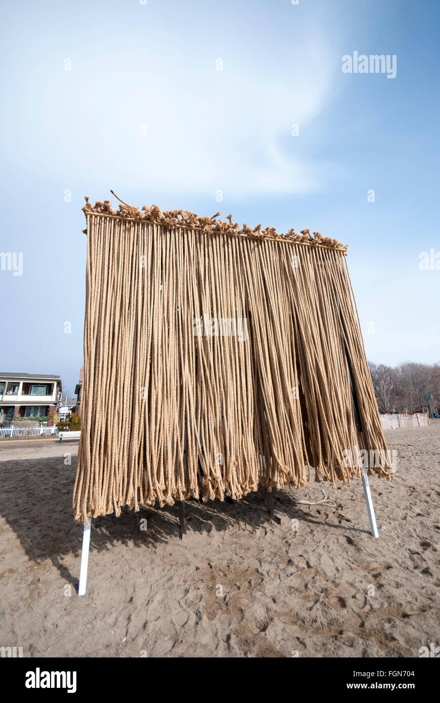 Eine Rettungsschwimmer-Plattform dient für einen Kunstwettbewerb Toronto Strand Winter eine Skulptur mit dem Titel "Schwimmende Seile" zu schaffen. Stockfoto