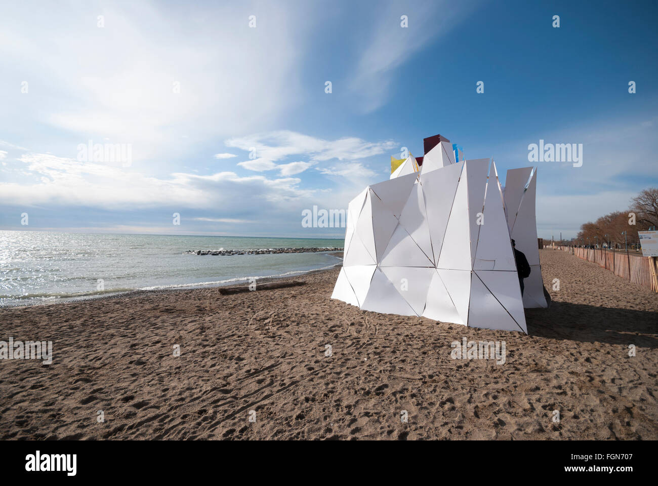 Eine Rettungsschwimmer-Plattform wird verwendet, um eine Skulptur mit dem Titel "Lithoform" für einen Kunstwettbewerb Toronto Strand Winter zu schaffen. Stockfoto