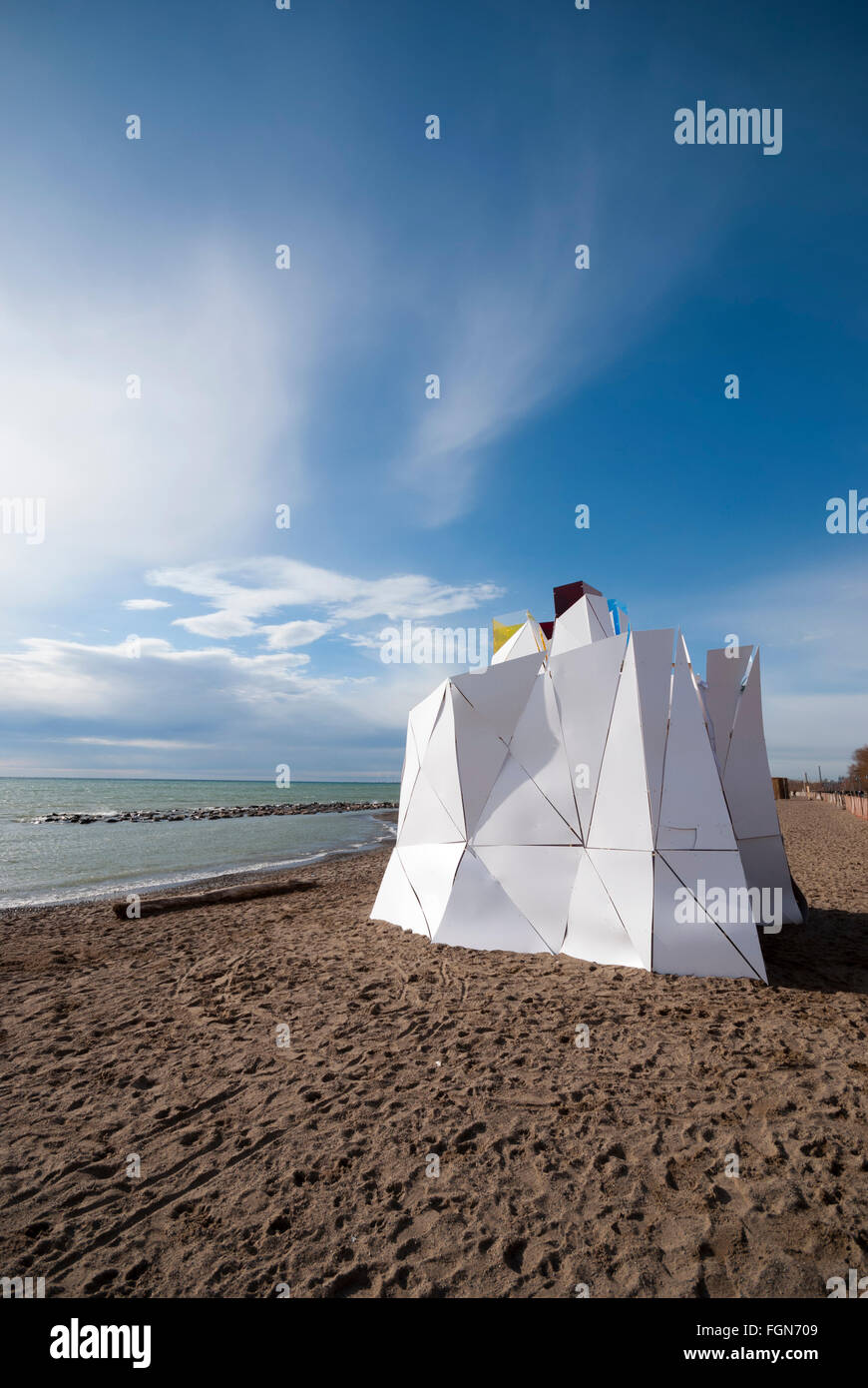 Eine Rettungsschwimmer-Plattform wird verwendet, um eine Skulptur mit dem Titel "Lithoform" für einen Kunstwettbewerb Toronto Strand Winter zu schaffen. Stockfoto