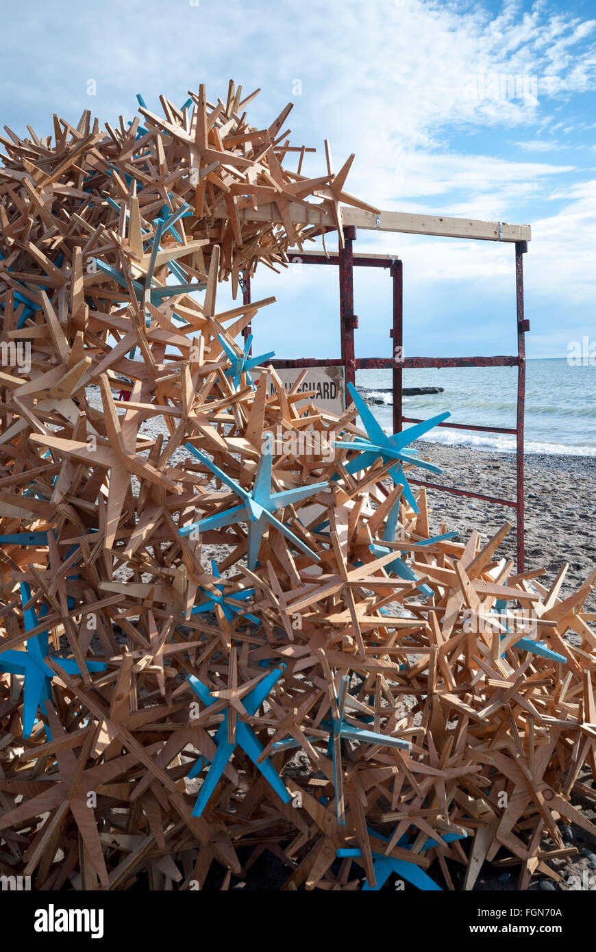 Eine Rettungsschwimmer-Plattform wird verwendet, um eine interaktive Skulptur mit dem Titel "Fließen" für einen Kunstwettbewerb Toronto Strand Winter zu schaffen. Stockfoto