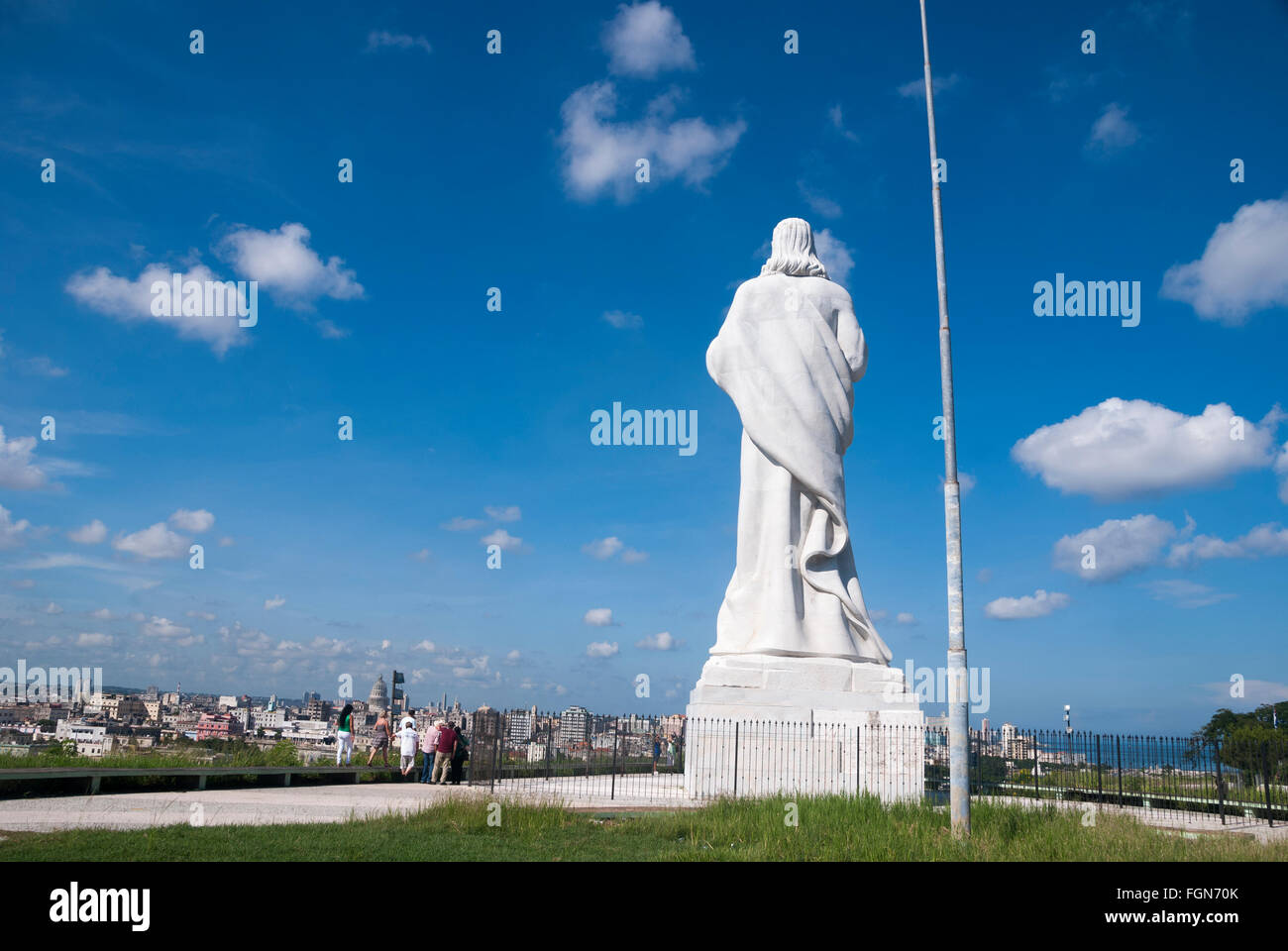 Touristen auf dem Gelände des Cristo de La Habana 'Christus von Havanna' eine 20 Meter Statue mit Blick auf den Hafen von Havanna. Stockfoto