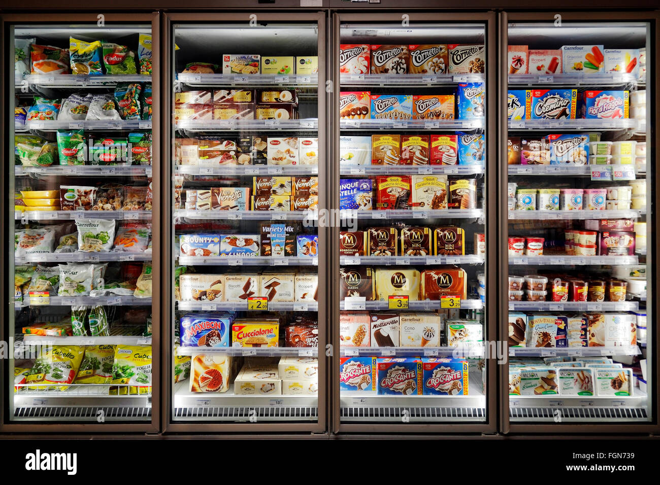 Tiefkühltruhe gefüllt mit Eis in einem Supermarkt Stockfotografie - Alamy