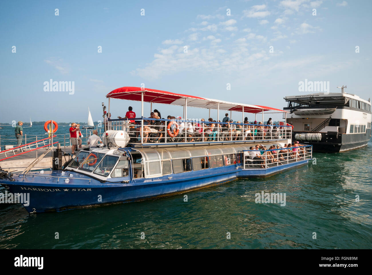 Ein Boot mit Passagieren geladen bereitet für einen Sommer See Kreuzfahrt in Toronto Hafen zu verlassen Stockfoto