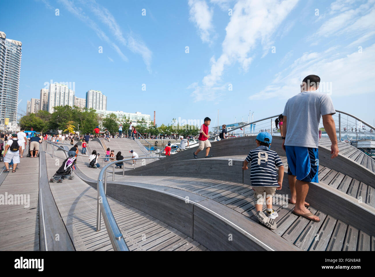 Der simcoe wave Deck ist ein urbaner Kunst Projekt in Toronto Harbourfront bedeutete die Wave Bewegung des Lake Ontario zu emulieren Stockfoto