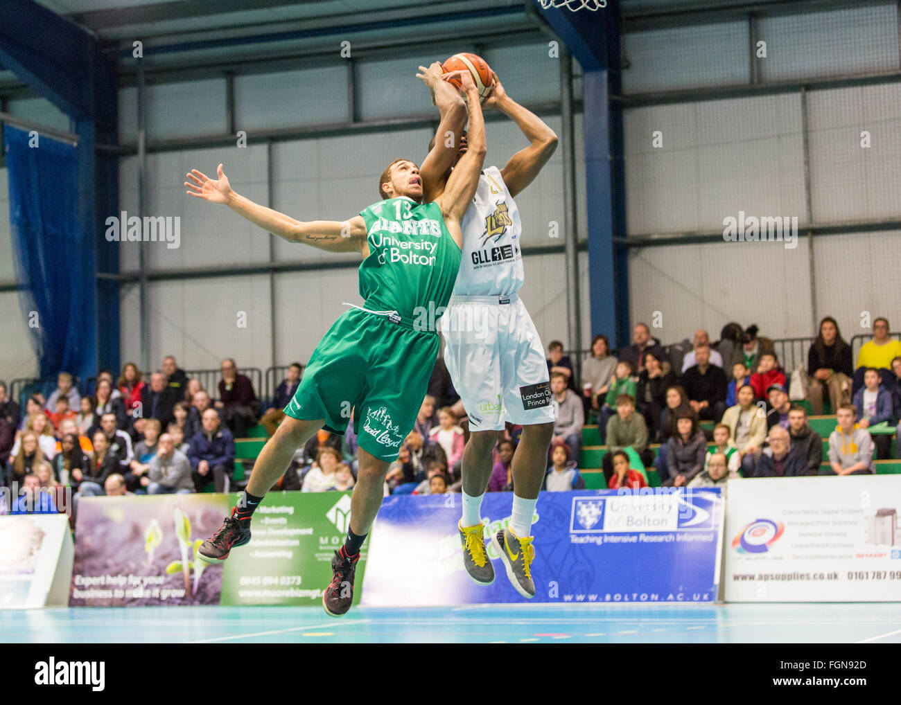 Manchester, UK, 21. Februar 2016. London-Lions Vs Manchester Giants in Manchester. Löwen gewinnen 86-67.  London Lions Demond Watt springt auf Gäste. Copyright Carol Moir/Alamy Live News. Stockfoto