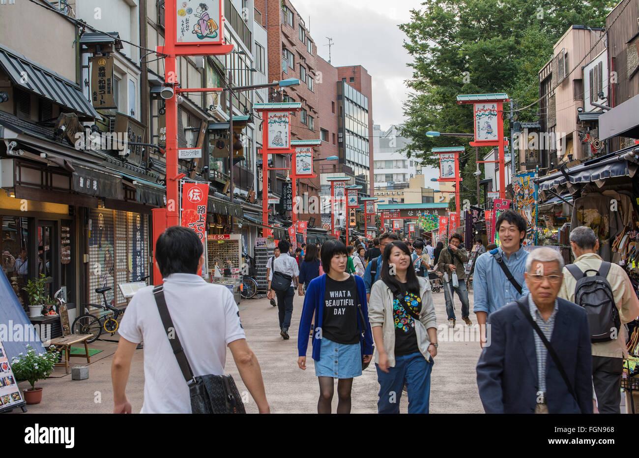 Tokyo Japan Massen zu Fuß in der Sensoji Tempel Geschäfte mit alten traditionellen Läden in Tokios ältesten Tempel Stockfoto