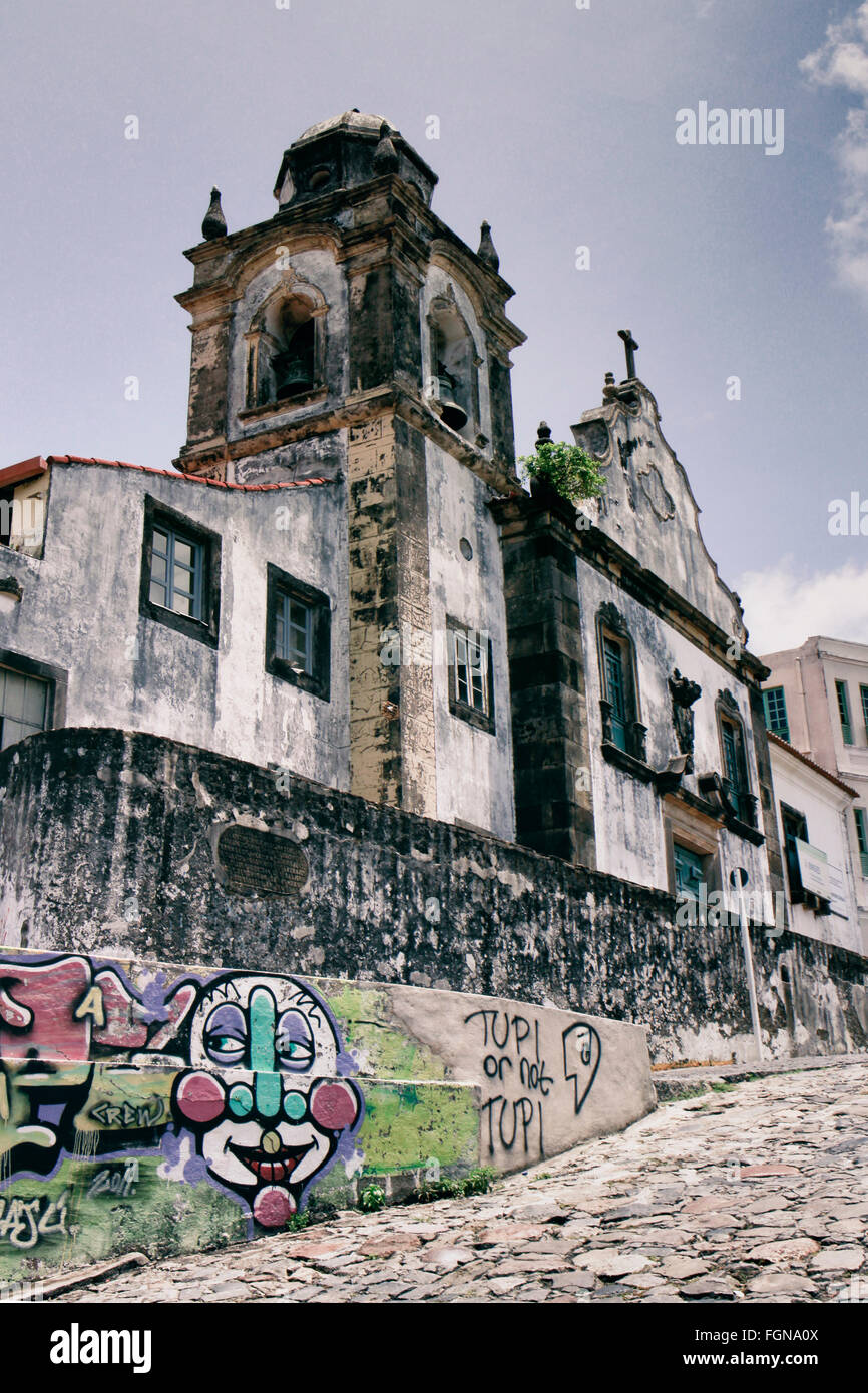 Moderne Graffiti mit dem Slogan der Antropfagismo - "Tupi oder nicht Tupi" unterhalb einer bröckelnden portugiesische Kirche in Olinda, Brasilien Stockfoto