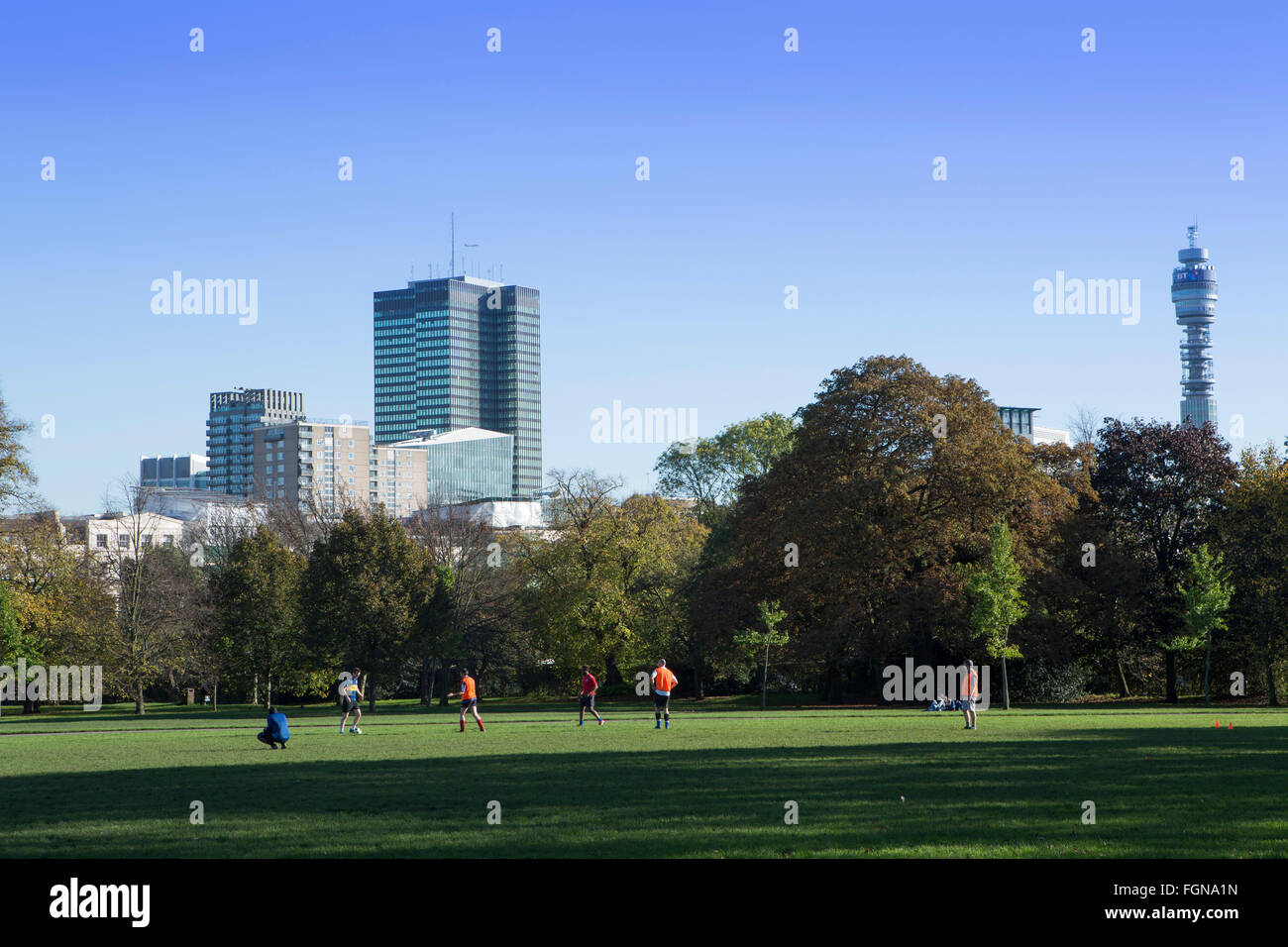 Einheimische spielen Fußball im Regent's Park in London im Herbst, Camden, London Stockfoto