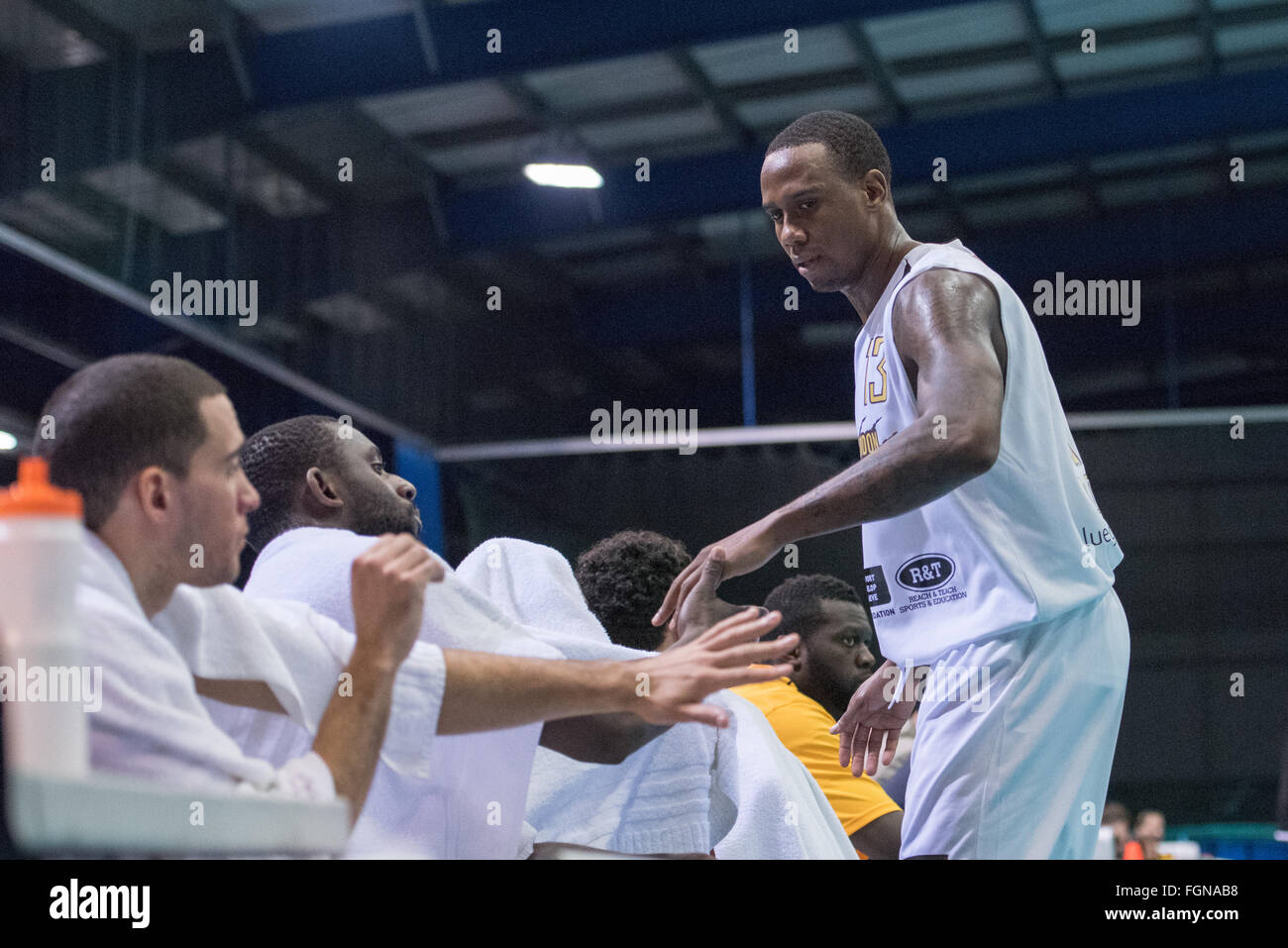 Manchester, England, 21. Februar 2016. London-Löwen Vs Manchester Giants in Lucozade Sportsdome. Londoner Löwen Alex Owumi (12) wird von seinen Teamkollegen gratulierte. Bildnachweis: Pmgimaging/Alamy Live-Nachrichten Stockfoto