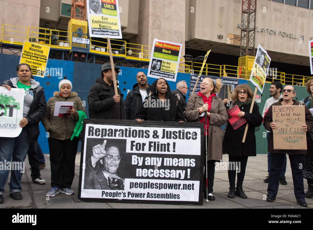 Harlem, New York, USA. 21. Februar 2016. Aktivisten Kundgebung vor Adam Clayton Powell Jr. State Office Building in Harlem zur Solidarität mit den Menschen in Flint, Michigan deren Wasser-Krise, die sie als einen Akt von Rassismus und ökologischen Ungerechtigkeit zu verurteilen. Stockfoto