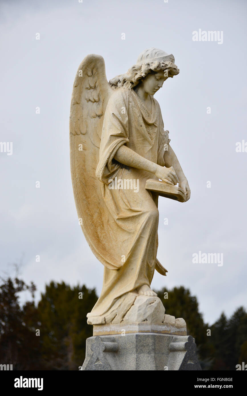 Denkmäler und christliche Symbole auf Utah Friedhof Stockfoto