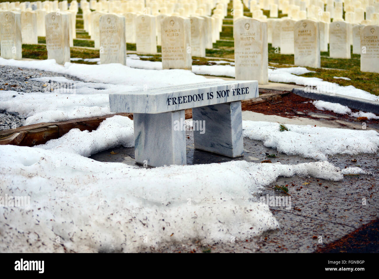 Aus Marmor Bank im Soldatenfriedhof zu Ehren Kriegshelden, die gestorben sind Stockfoto