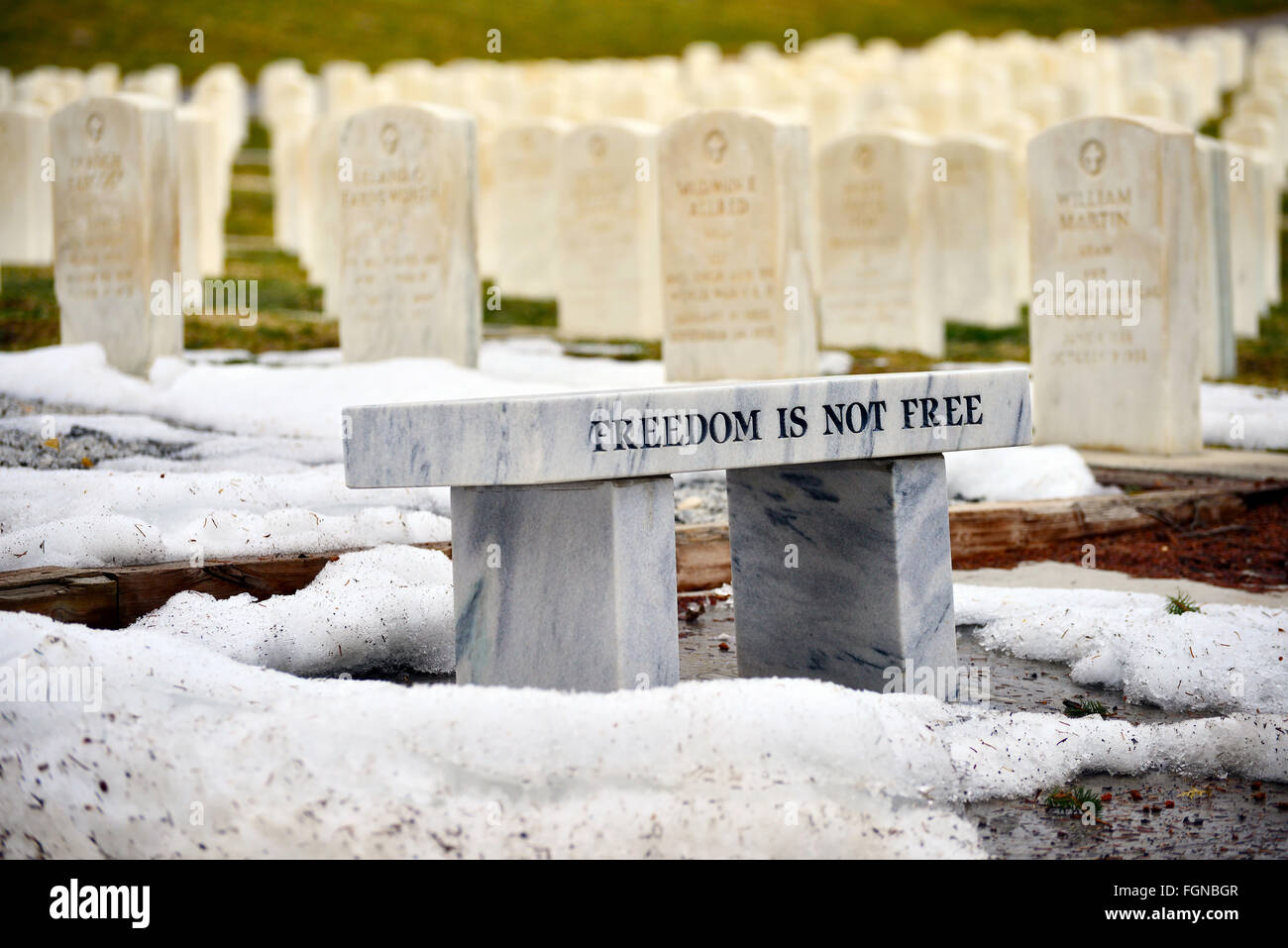 Aus Marmor Bank im Soldatenfriedhof zu Ehren Kriegshelden, die gestorben sind Stockfoto